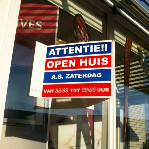 open-huis-liggend-V-bord-met-tape-makelaarsborden