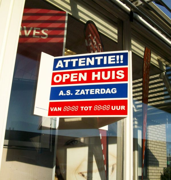 open-huis-liggend-V-bord-met-tape-makelaarsborden